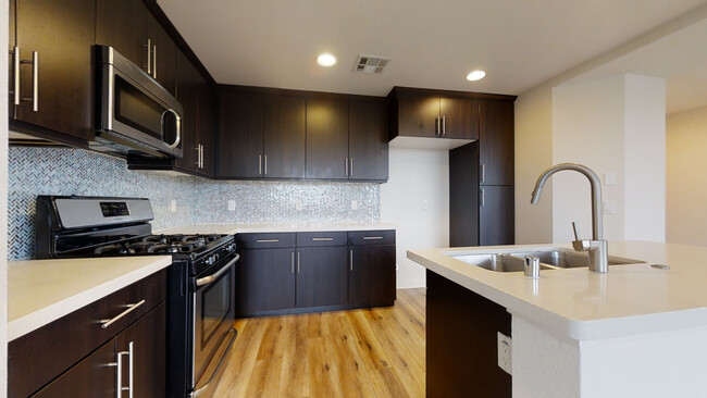 Foto del edificio - 552 E Carson St