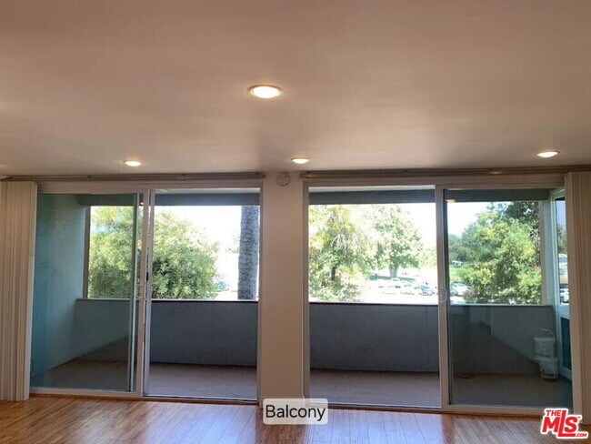 Foto del edificio - 4915 Tyrone Ave