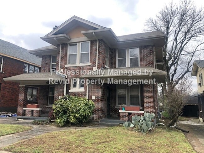 Large upstairs apartment in Midtown! - Large upstairs apartment in Midtown!