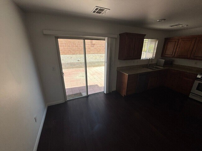 Foto del edificio - Charming 3-Bedroom Home with Modern Comfor...