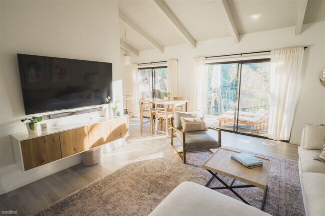 Foto del edificio - 2 br, 1.5 bath Condo - 1031 Miramonte Drive 2