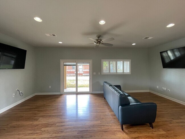 Foto del edificio - Amazing detached 2/2.5 duplex in Central Austin!!!