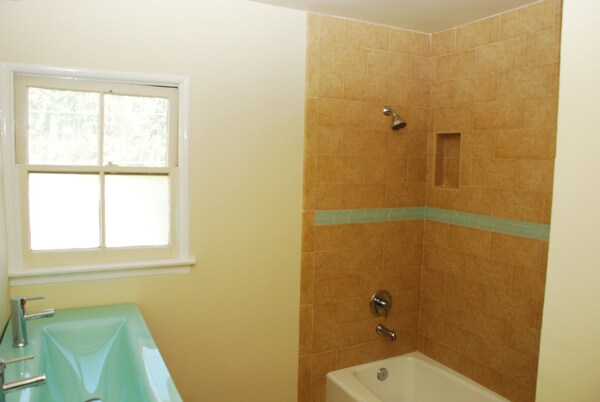 Baño - 5338 1/2 Ben Ave