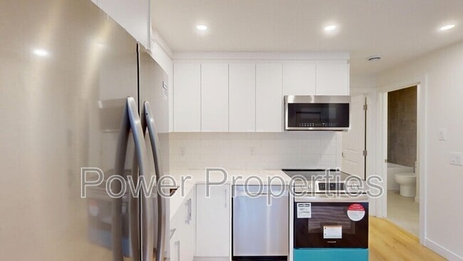 Building Photo - 2004 33 St SW