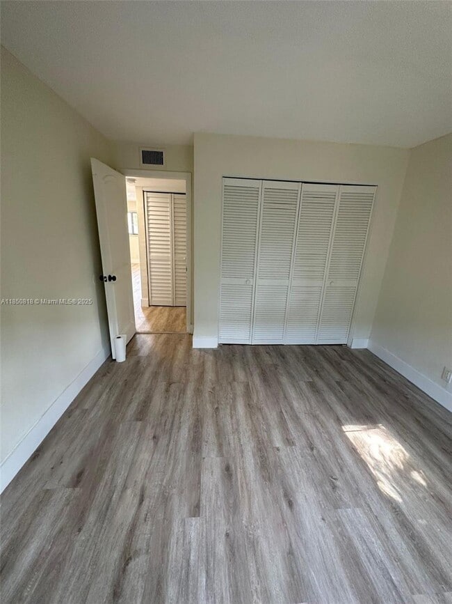 Foto del edificio - 615 NE 26th St