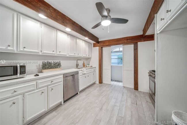 Foto del edificio - 320 W 55th St