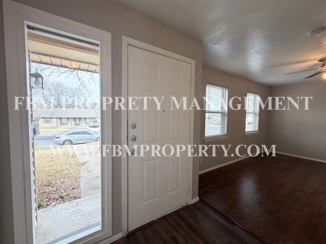 Building Photo - 304 Clary Dr