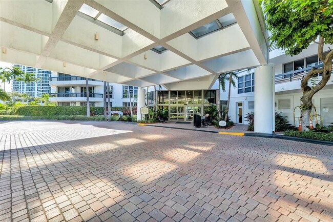 Building Photo - 3500 Mystic Pointe Dr