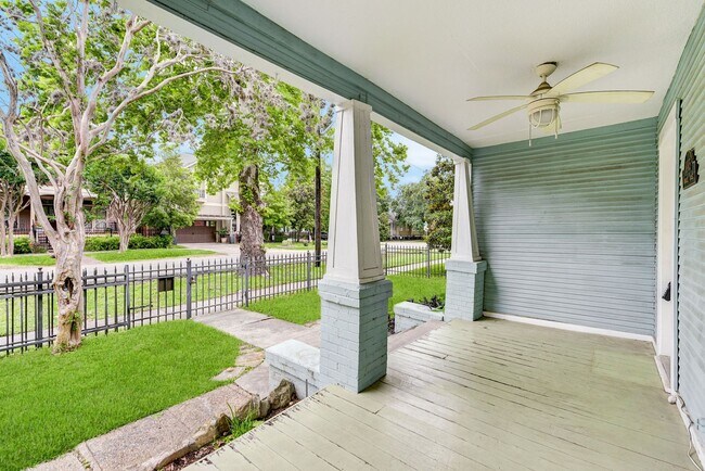 Foto del edificio - Bungalow in the heart of the Heights!