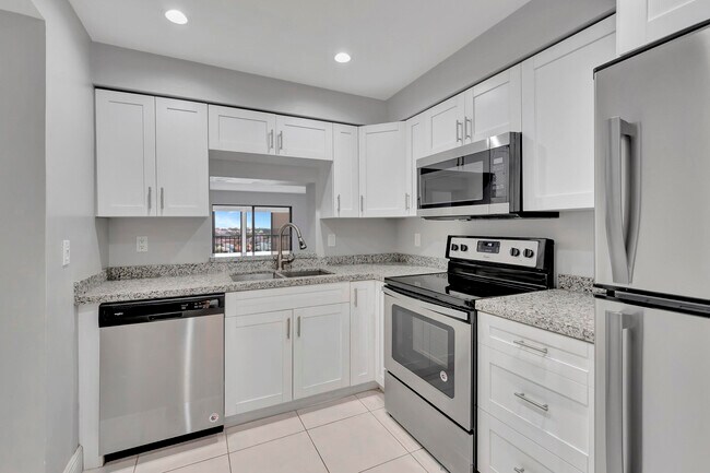 Foto del edificio - 7310 Ashford Pl