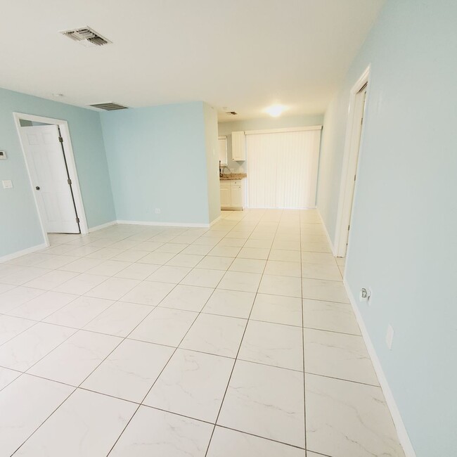 Building Photo - 2433/2435 Lola Avenue S