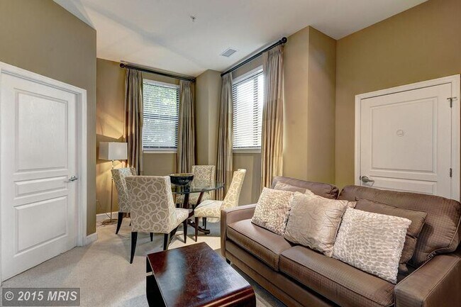 Foto del edificio - 2451 Midtown Ave