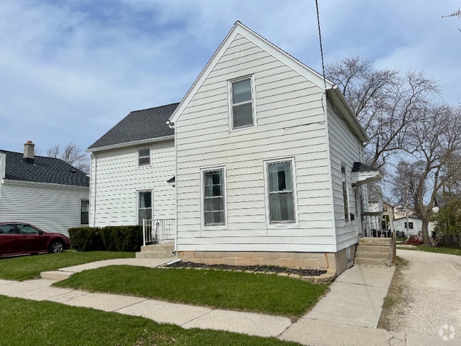 Building Photo - 710 Detroit St