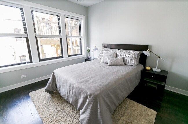 Foto del edificio - 1203 W Addison St