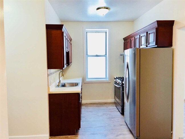 Building Photo - 279 Schaefer St