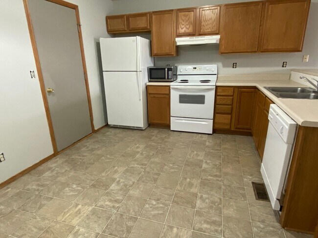 Building Photo - Beautiful 3 Bedroom in the Maize School Di...
