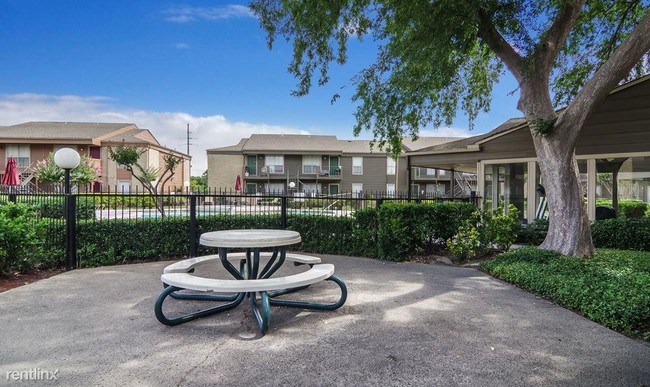 Foto del edificio - 8001 W Tidwell Rd