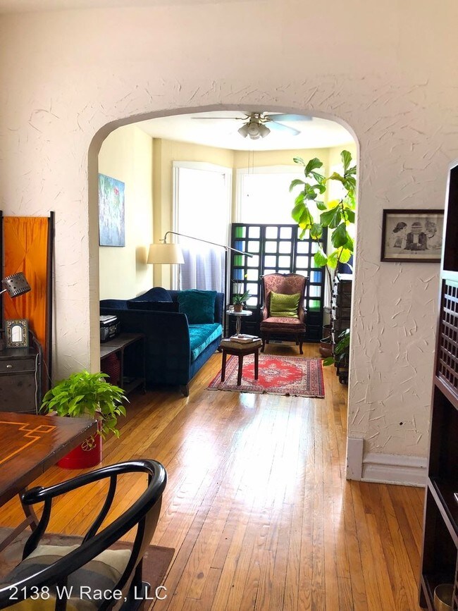 Foto del edificio - 2138 W Race Ave