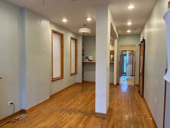 Building Photo - 946 N Lawndale Ave