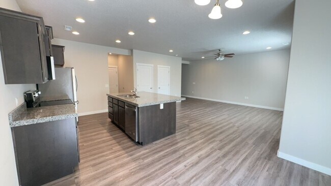 Building Photo - 823 N Wellington Ct