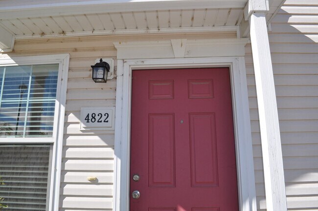 Foto del edificio - Great looking 2 bed 1.5 bath townhouse nea...