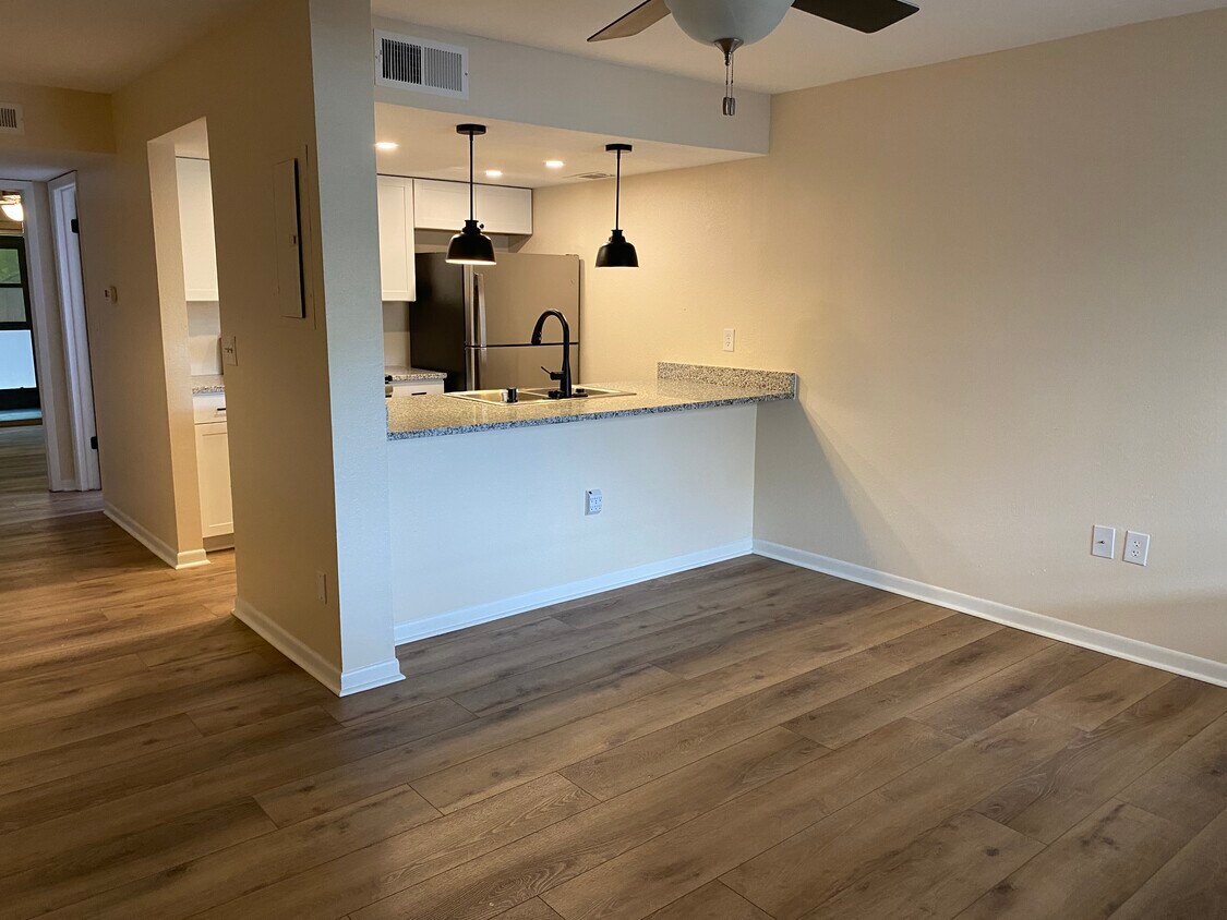 Foto principal - 2420 Winding Creek Blvd