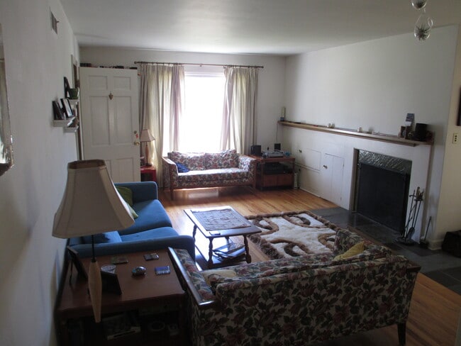 Huge Sunny Living Room - 4117 N Bartlett Ave