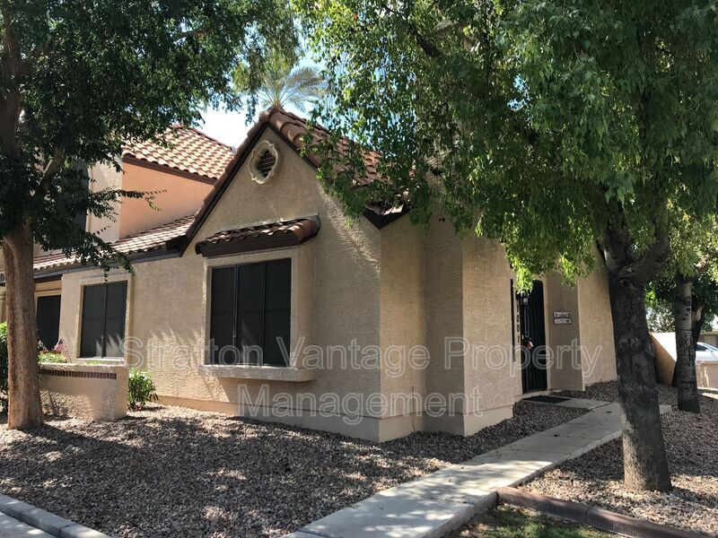 Foto principal - 921 W University Dr