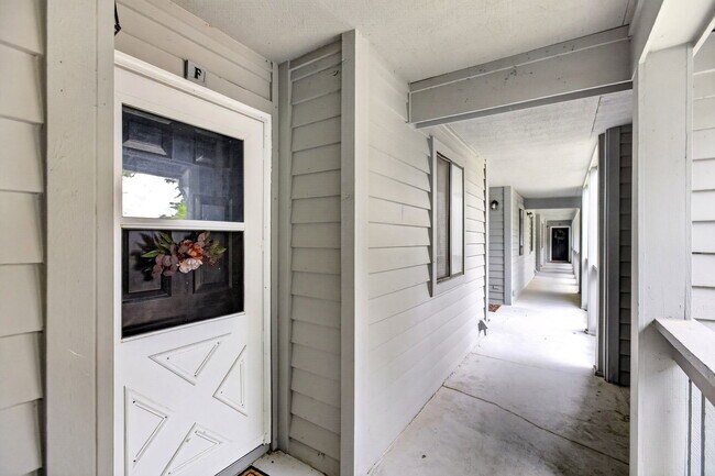 Foto del edificio - 8471 Yadkin Cir