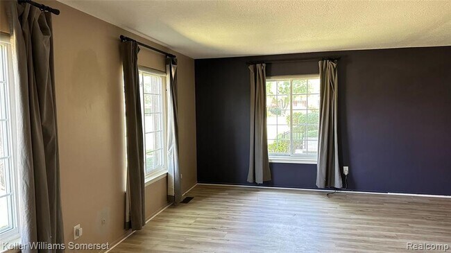 Foto del edificio - 685 E Fox Hills Dr