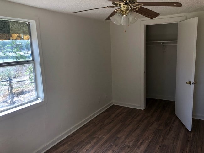 Building Photo - 2 br, 1 bath House - 712 W 12th