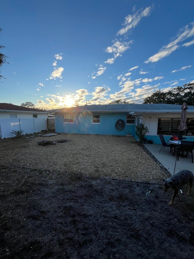 Patio trasero - 1833 Lombardy Dr