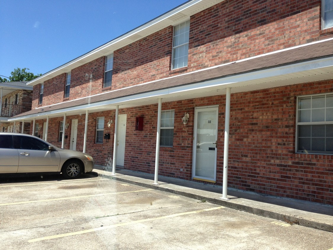 114 Nederland Ave, Nederland, TX 77627 Townhome Rentals in Nederland