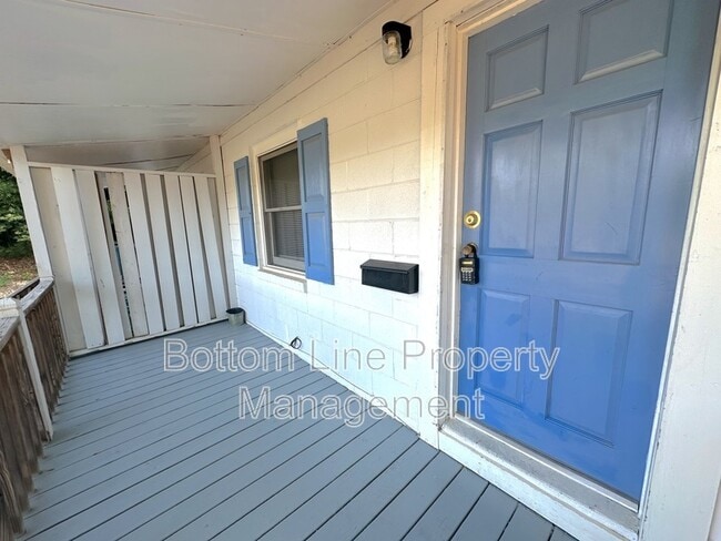 Building Photo - 301 Vivian St