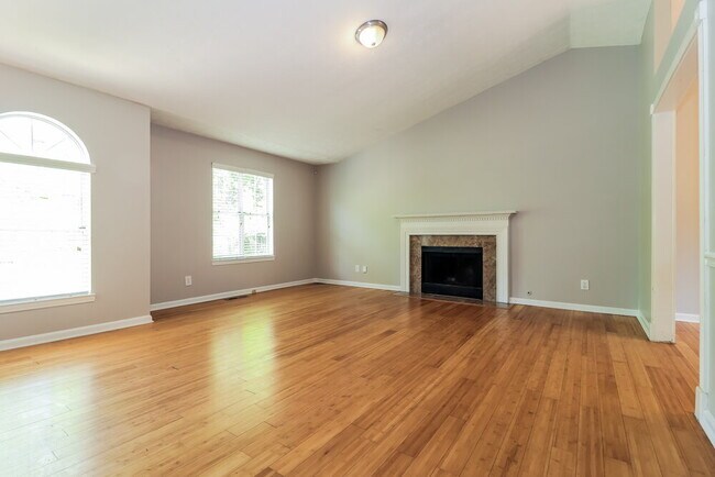 Foto del edificio - 523 White Pines Dr