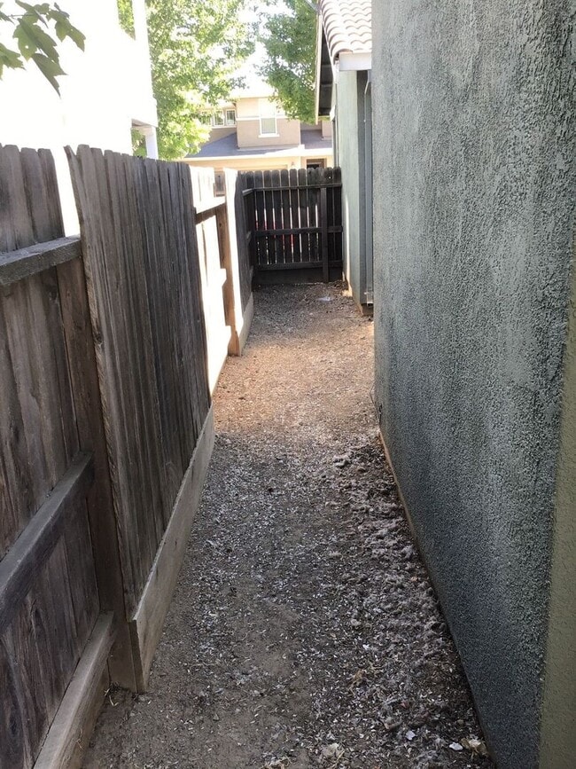 Building Photo - Move in Special $200.00 off first month's ...