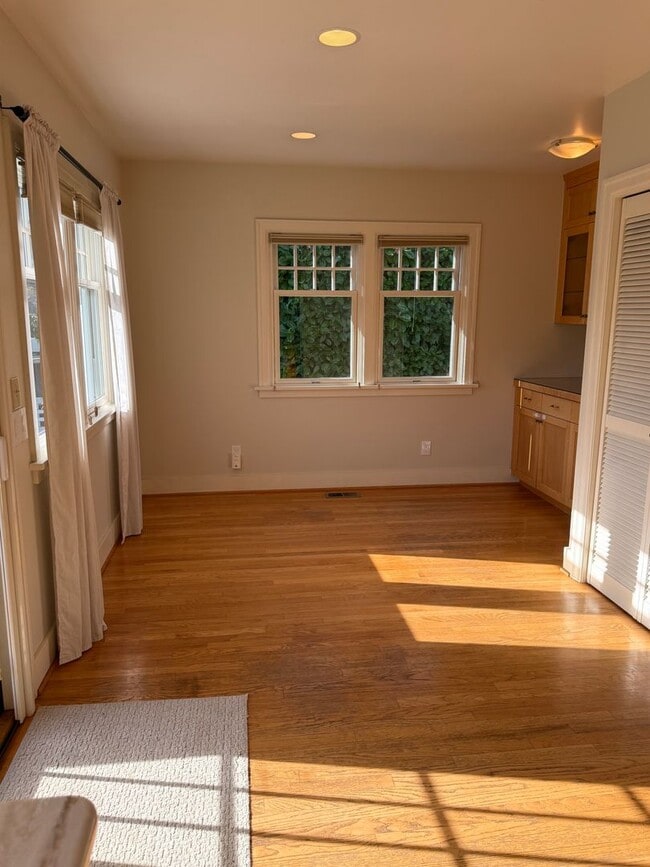 Building Photo - 3BR Tudor Home 1/2 Block from Greenlake!