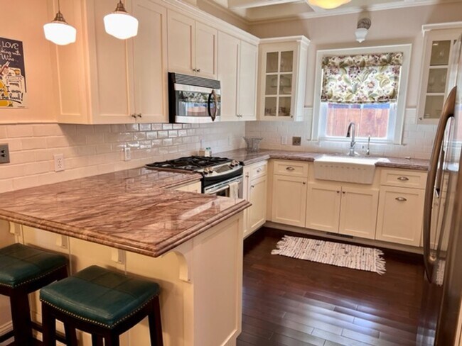 Foto del edificio - Historic Charm, Modern Comfort | 4BR + Den...