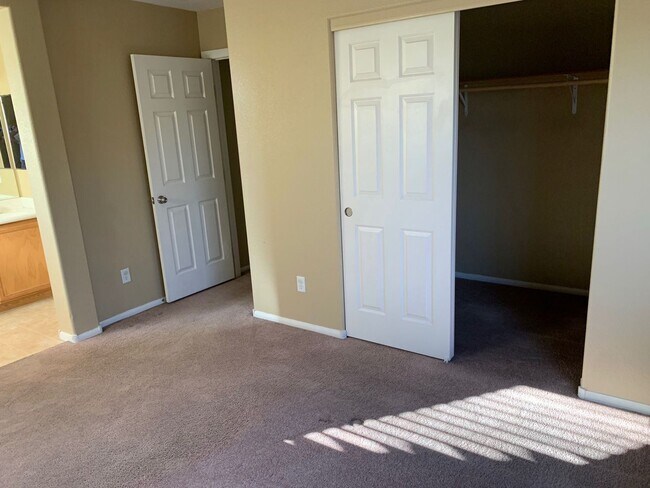 Foto del edificio - COMING SOON AVAIL 3/26/2025 - 3/2.5/2 CAR NW
