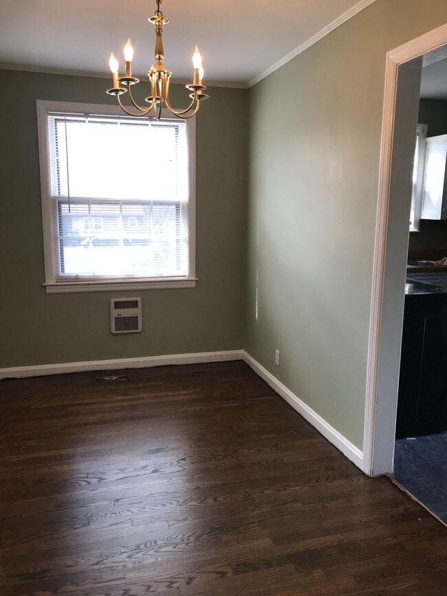 Building Photo - Adorable Donelson Cottage!