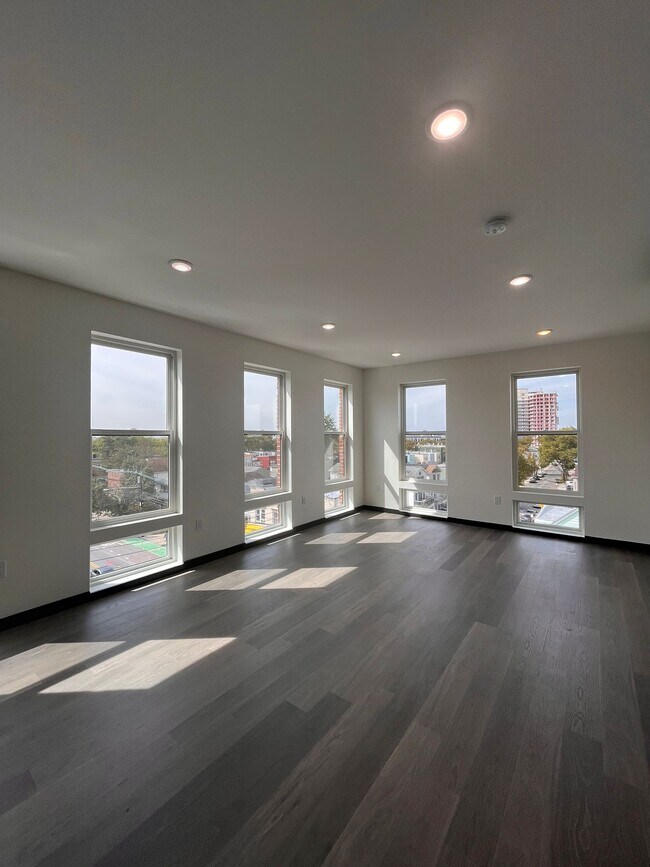 Building Photo - 130 Mallory Ave