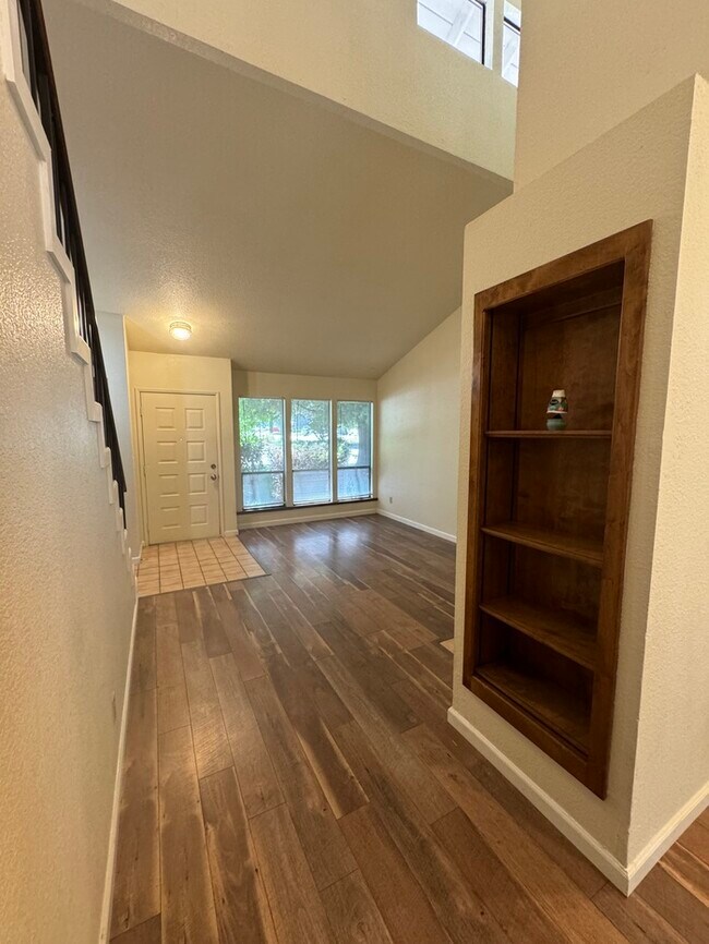 Foto del edificio - Beautifully spacious 3 bedroom 2 bath home...