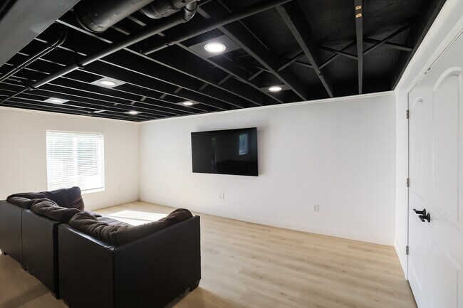 Building Photo - 2121 N Camden Ln