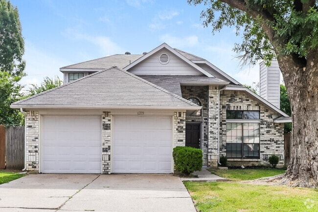 Building Photo - 6209 Mercedes Dr