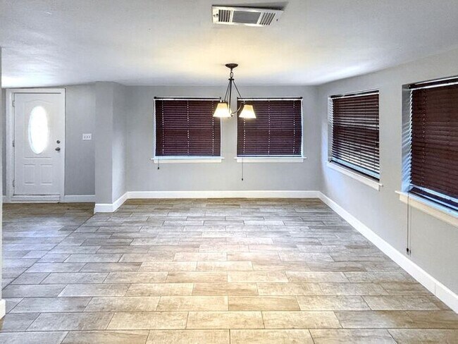 Foto del edificio - 1650 E Pine Ave