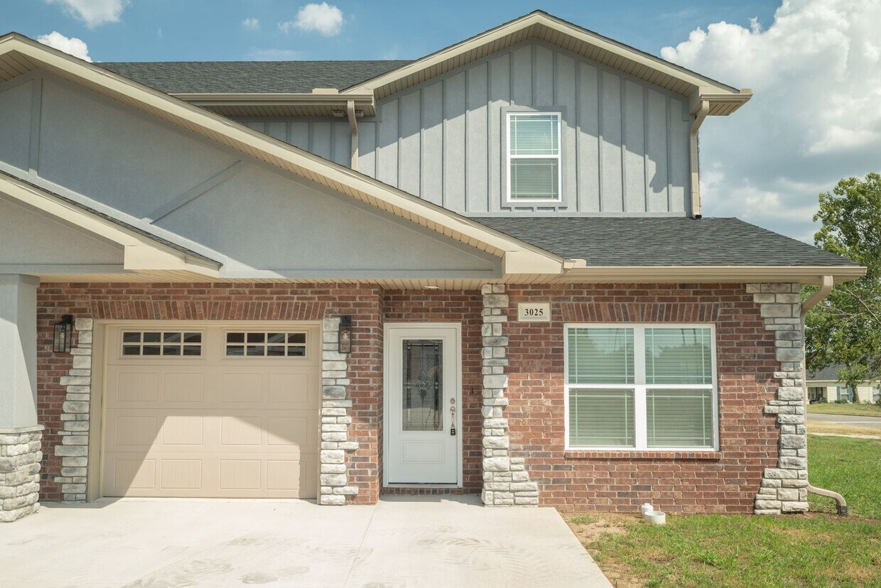 Primary Photo - Brand New 2-Bed/3-Bath Townhouse in Joplin...