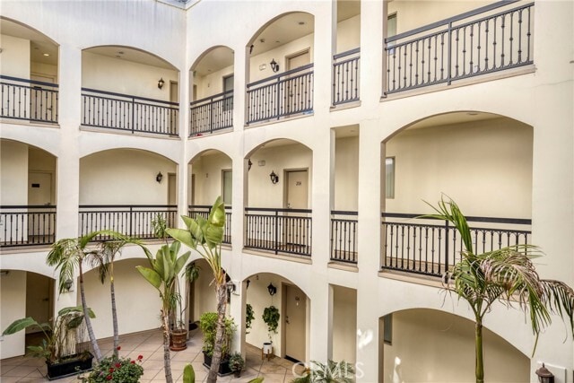 Building Photo - 12916 Moorpark St