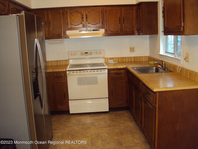 Building Photo - 15B Deerfield Dr
