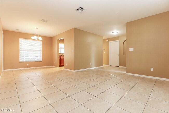 Foto del edificio - 15619 Sunny Crest Ln