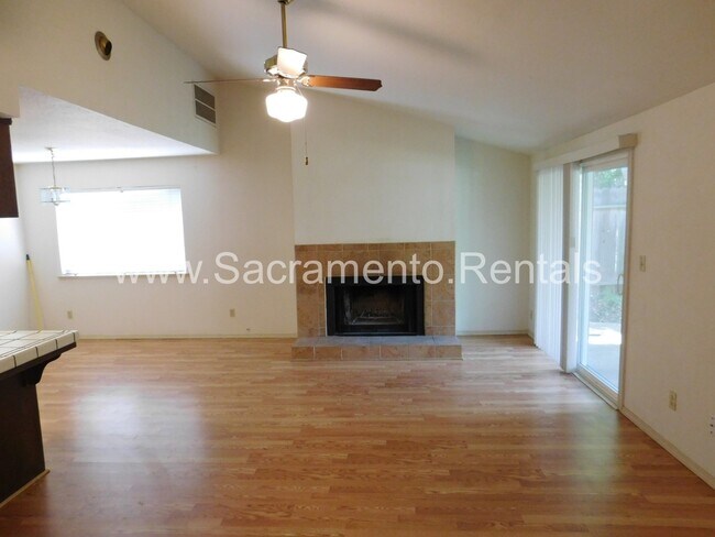 Foto del edificio - Spacious 4bd/2ba Orangevale Home with 2 Ca...